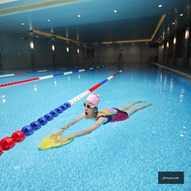 卡鲁索：卡森-华莱士无惧防守 挺身展现天赋