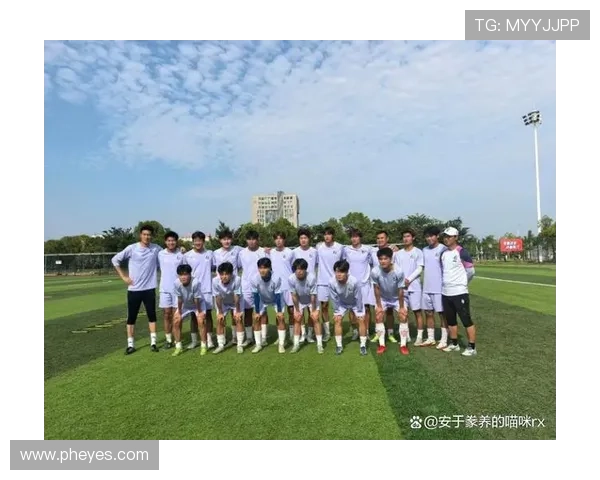 中国男足迎来关键战役全队誓夺胜利主帅强调团队精神与拼搏态度