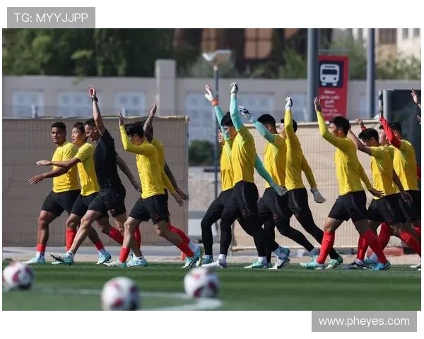 中国足球队备战亚洲杯 全力冲击四强目标 聚焦年轻球员成长与战术创新